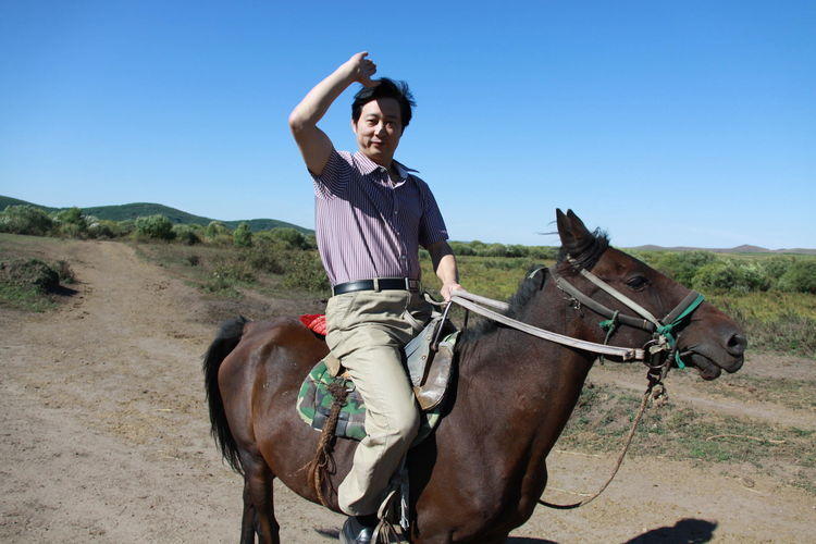 画家肖菼先作品望庐山瀑布在香港瀚海拍卖成功拍卖