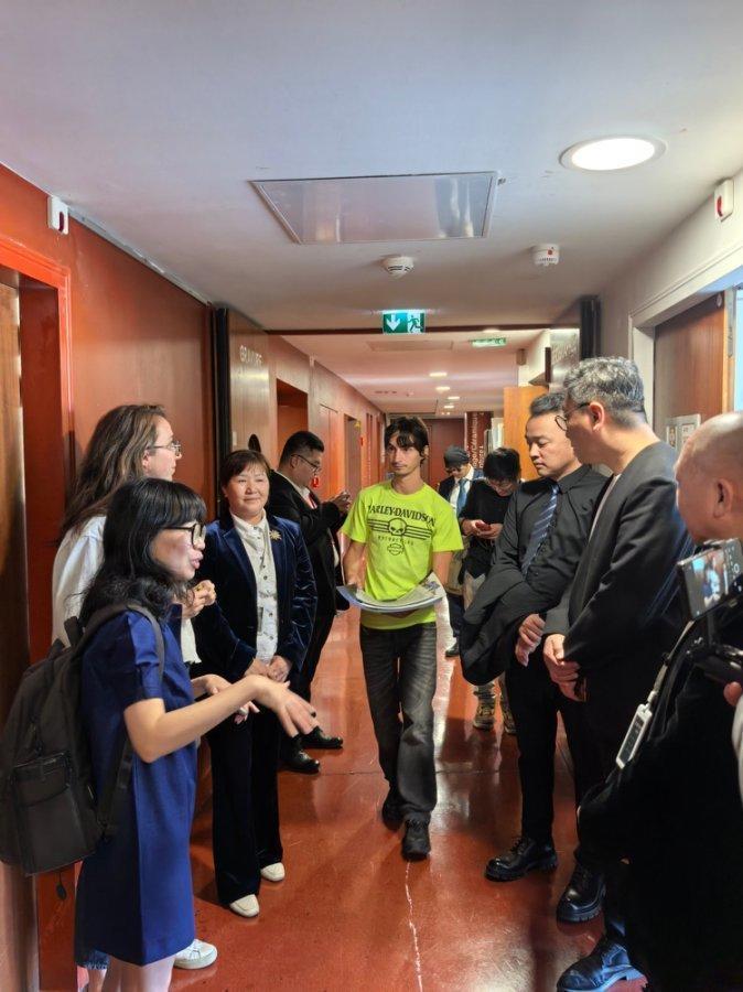 《五星出东方——法国站》中国艺术家肖菼先作品集走进法国顶级高校